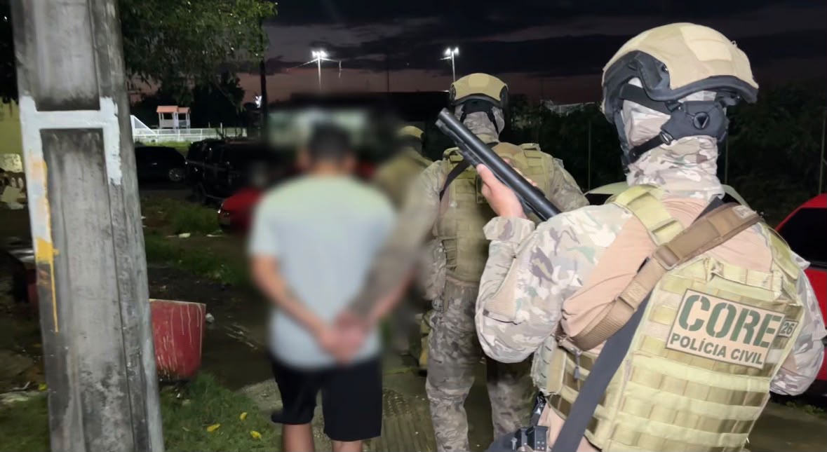 Polícia prende tenente da PM e guardas municipais acusados de tráfico de armas no AP 52 Polícia prende tenente da PM e guardas municipais acusados de tráfico de armas no AP