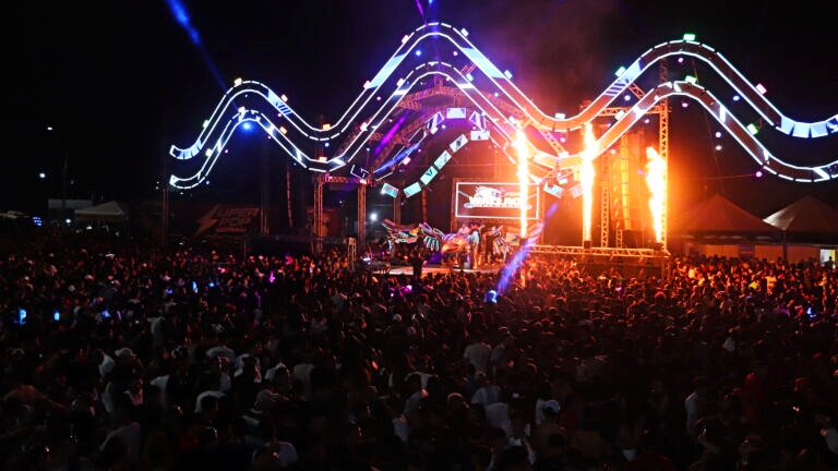 Festival "Rock Doido" leva multidão à Praça Jacy Barata Jucá durante o Macapá Verão 2026
