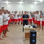 Iapen entrega Bíblia e livros religiosos a internos LGBTQIAPN+ em ação de assistência espiritual