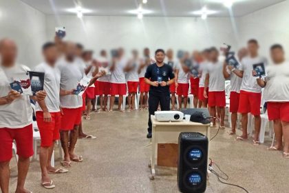 Iapen entrega Bíblia e livros religiosos a internos LGBTQIAPN+ em ação de assistência espiritual