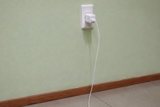 Carregador na tomada sem uso gasta energia e oferece riscos; veja como evitar