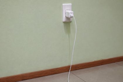 Carregador na tomada sem uso gasta energia e oferece riscos; veja como evitar
