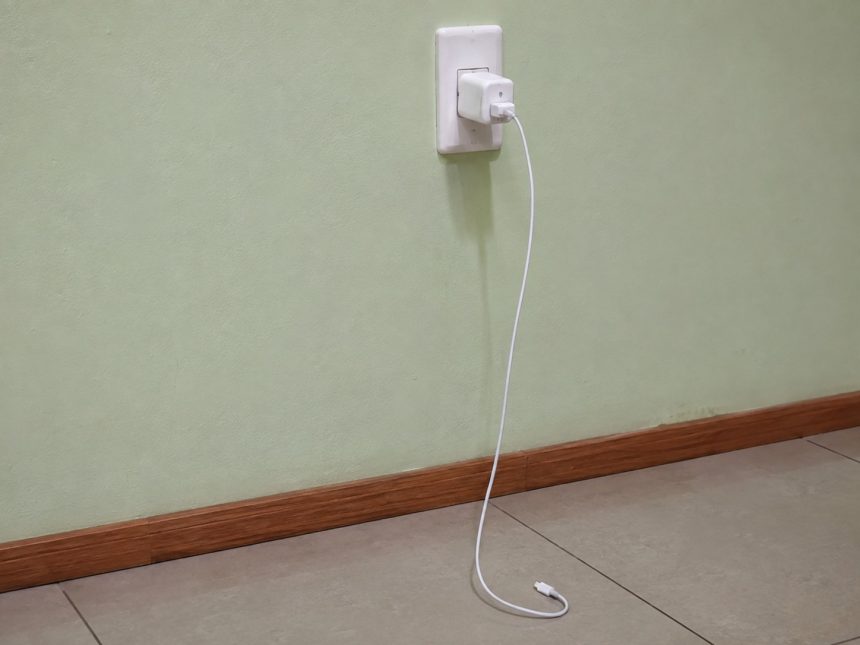 Carregador na tomada sem uso gasta energia e oferece riscos; veja como evitar