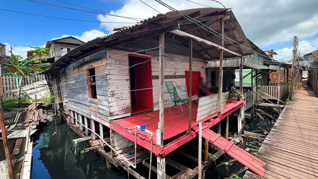 INSS nega beneficio a idosa que vive em área de ponte, advogados intervêm e justiça condena órgão a pagar salário mínimo por mês