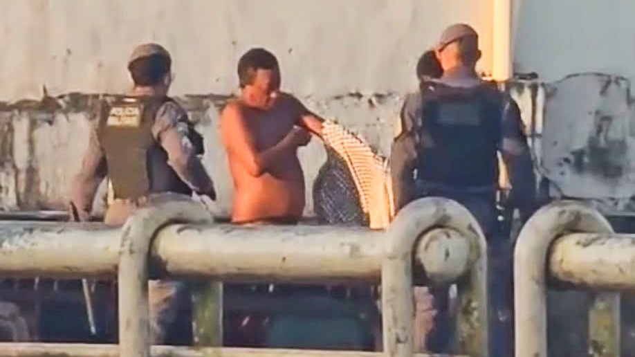 Vídeo: comerciantes acionam PM e polícia interrompe ato sexual entre dois homens na Beira Rio de Macapá