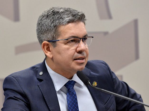 Randolfe comemora autorização do Ibama para perfuração de novos poços de petróleo no Amapá