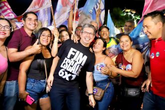 Randolfe Rodrigues é recebido com festa por moradores do Açucena e Vila dos Oliveiras
