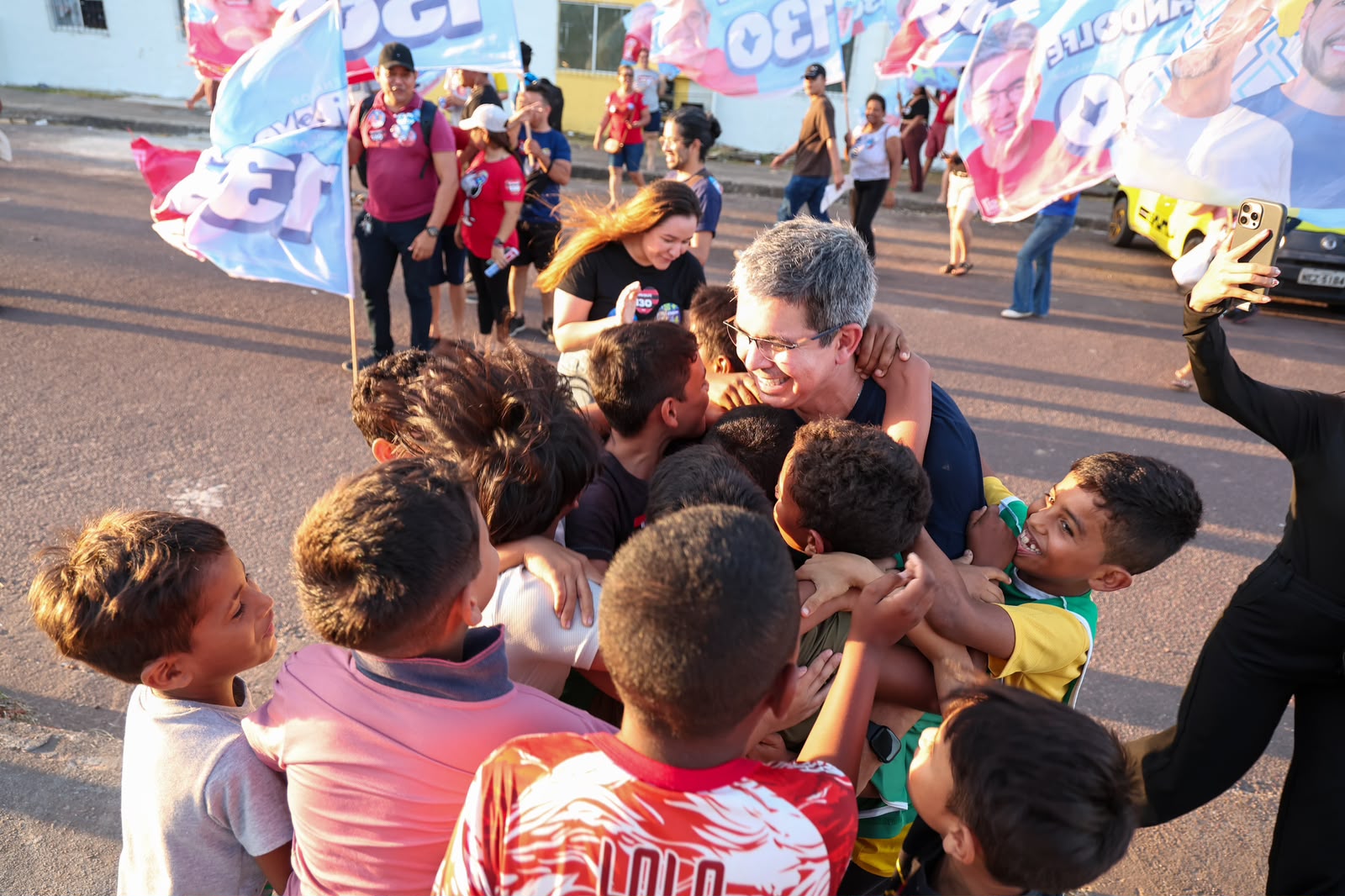 Randolfe Rodrigues é recebido com festa por moradores do Açucena e Vila dos Oliveiras 53 Randolfe Rodrigues é recebido com festa por moradores do Açucena e Vila dos Oliveiras