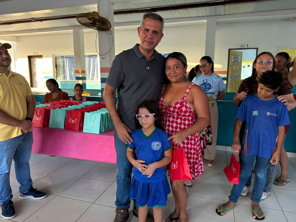 Bruno Mineiro entrega óculos de grau a alunos da rede municipal e meta é atender 2.700 estudantes em Tartarugalzinho 53 Bruno Mineiro entrega óculos de grau a alunos da rede municipal e meta é atender 2.700 estudantes em Tartarugalzinho