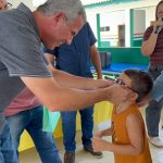 Bruno Mineiro entrega óculos de grau a alunos da rede municipal e meta é atender 2.700 estudantes em Tartarugalzinho