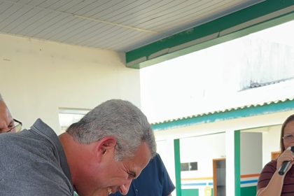 Bruno Mineiro entrega óculos de grau a alunos da rede municipal e meta é atender 2.700 estudantes em Tartarugalzinho