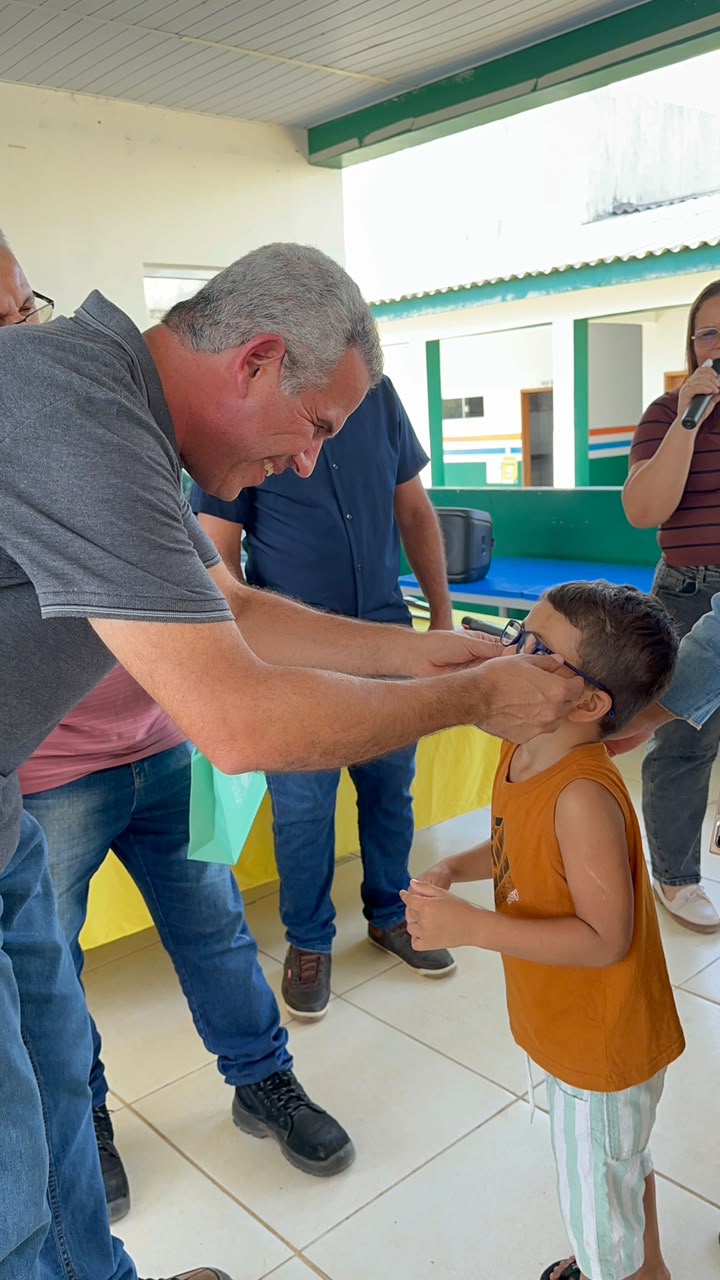 Bruno Mineiro entrega óculos de grau a alunos da rede municipal e meta é atender 2.700 estudantes em Tartarugalzinho